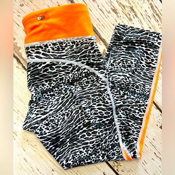 Nike Women’s XS leggings. Zebra print with neon orange accents.Brand new w/o tag - Picture 6 of 7
